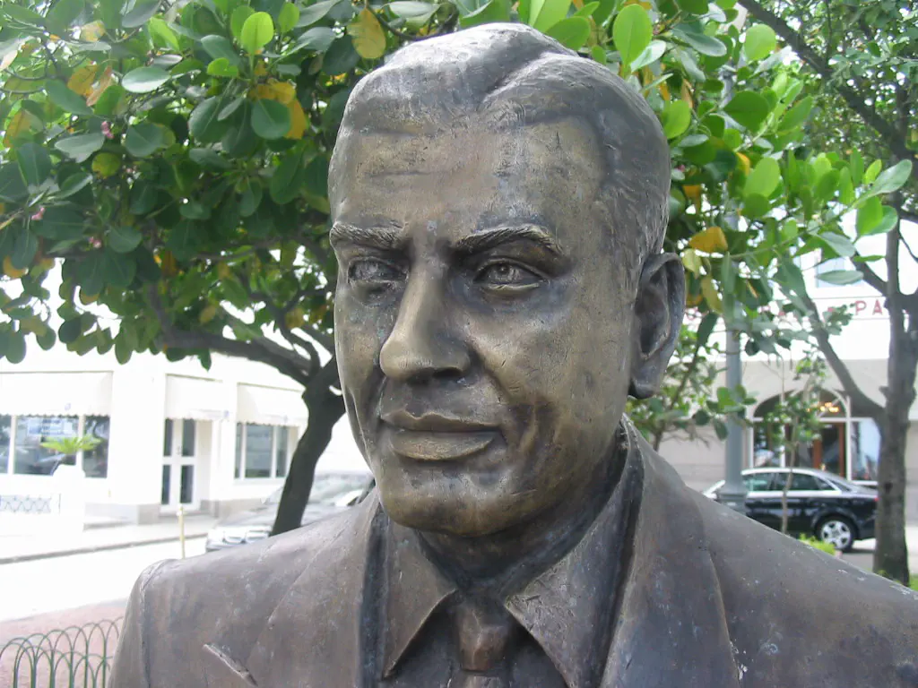 Estátua de Ibrahim Sued frente ao Copacabana Palace